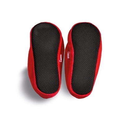 Par de chinelos vermelhos com sola preta antiderrapante