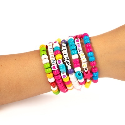 Pulseiras coloridas em contas de plástico com palavras