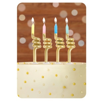 Velas de aniversário douradas espirais acesas em bolo branco com pontos dourados