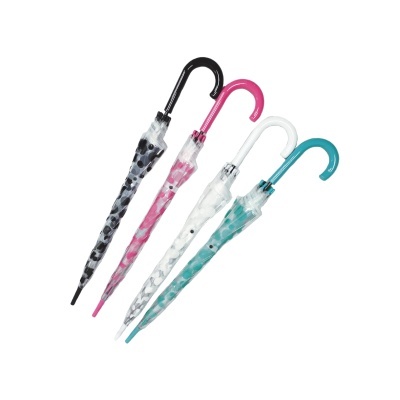 Quatro guarda-chuvas transparentes com padrão de bolinhas coloridas e cabos curvos.