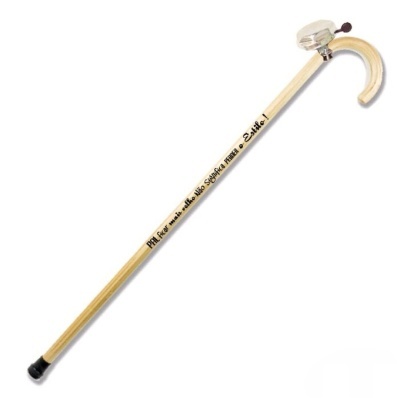 Bengala de madeira clara com ponta preta e texto preto