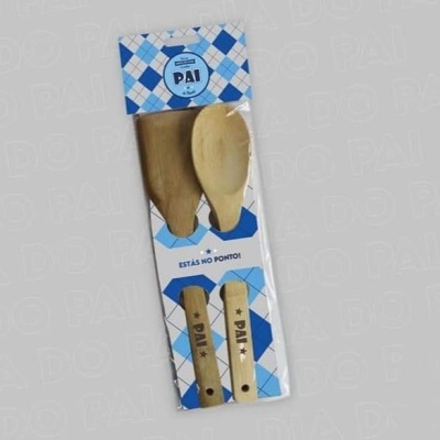 Conjunto de utensílios de cozinha em madeira com embalagem azul e branca com padrão de losangos.