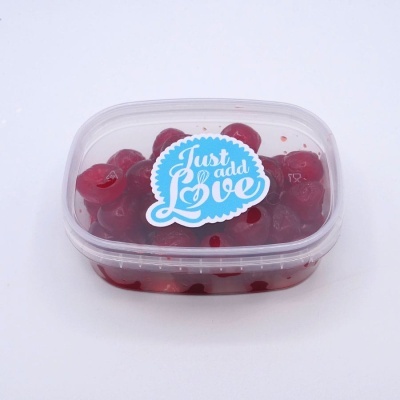 Caixa plástica com cerejas e etiqueta Just add Love