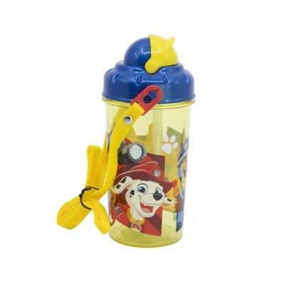 Garrafa plástica amarela com tampa azul e decoração de personagens de desenho animado