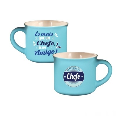 Duas canecas azuis com texto e logotipo relacionadas ao chefe