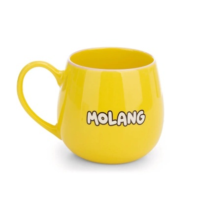 Caneca cerâmica amarela com alça e palavra MOLANG