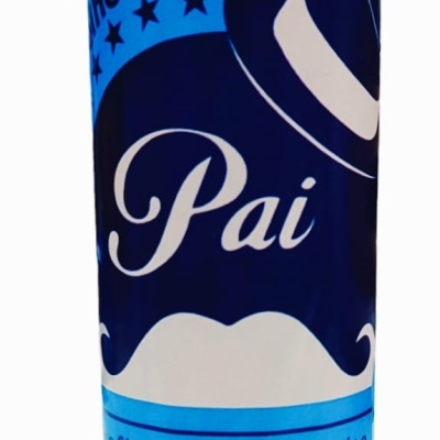Copo azul com design gráfico de chapéu, bigode e texto em português sobre 'Pai'.