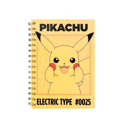 Caderno amarelo com capa de Pikachu e texto em preto