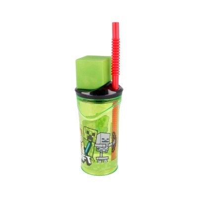 Copo verde com tampa preta, canudo vermelho e personagens pixelados