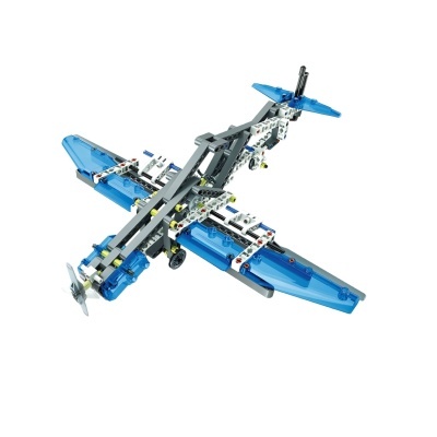 Modelo de avião azul e cinzento feito de blocos em fundo branco