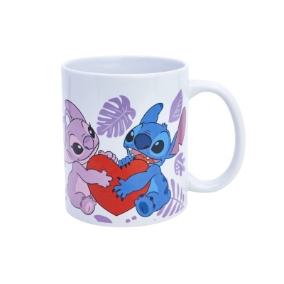 Caneca branca com personagens Stitch e Angel segurando coração vermelho e folhas lilás