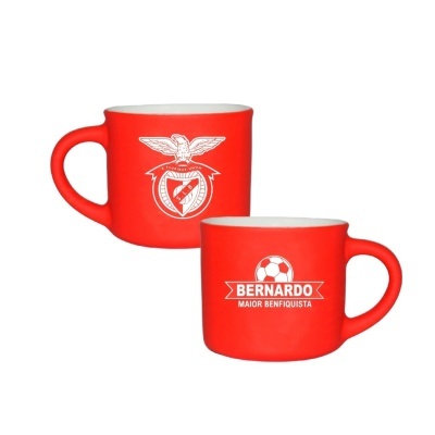 Duas canecas vermelhas com emblema do Benfica e texto personalizado