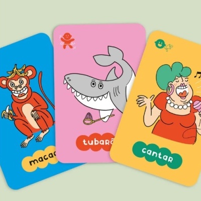 Três cartas coloridas de jogo com desenhos animados e palavras em português.