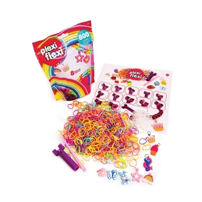 Kit de fabrico de pulseiras com elásticos multicoloridos e acessórios em fundo branco