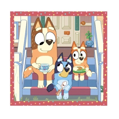 Ilustração de três cães sentados em escadas com objetos e fundo de porta e planta