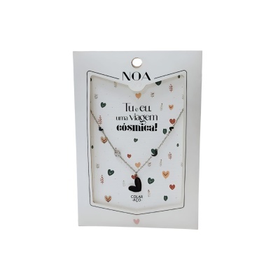 Colar de prata com pendente em forma de coração preto em cartão decorado com corações e textos em português.