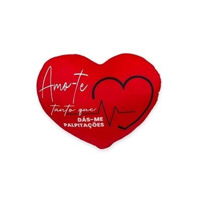 Almofada vermelha em forma de coração com texto e desenho em preto e branco