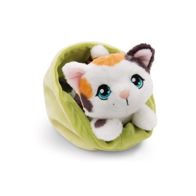 Brinquedo de peluche gato de cores branco, castanho e laranja dentro de um saco verde