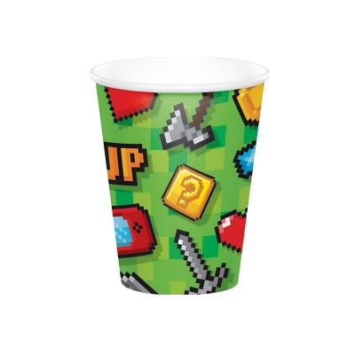 Copo de papel colorido com design pixelizado de objetos de videojogo em fundo verde.