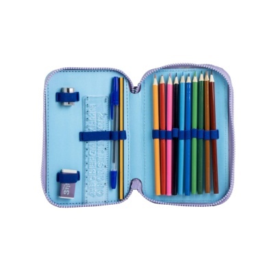 Estojo escolar azul claro aberto com lápis de cor, caneta, régua, borracha e apontador