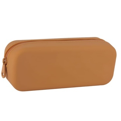 Estojo castanho claro com fecho de correr sobre fundo branco