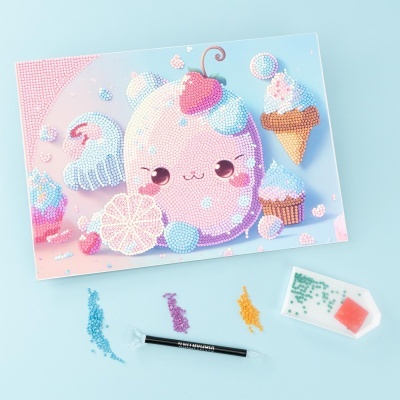 Quadro de arte com microcristais coloridos representando bolo doce e elementos como morango e gelado.