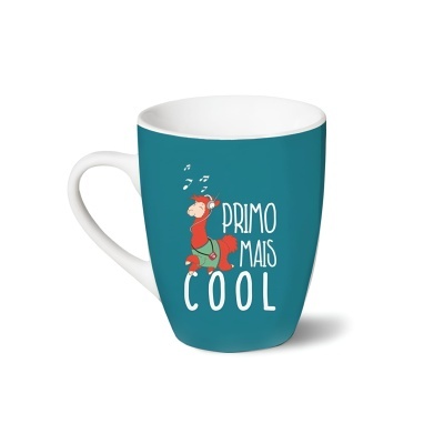 Caneca azul com texto PRIMO MAIS COOL e ilustração de boneco a dançar