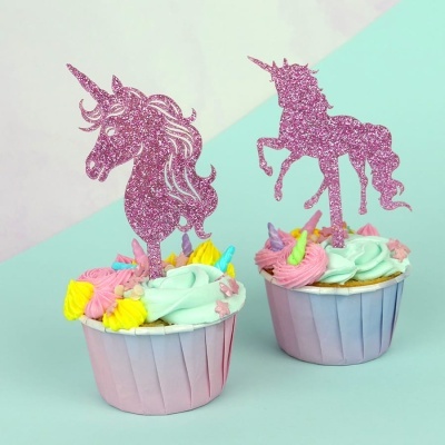 Cupcakes decorados com creme pastel e toppers de unicórnio cor-de-rosa brilhante