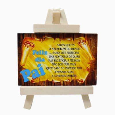 Placa decorativa em madeira com mensagem 'Feliz dia Pai' em cavalete