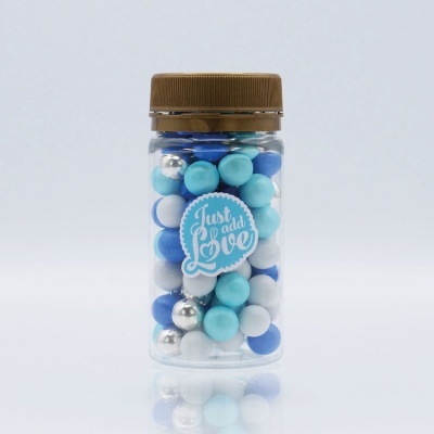 Frasco com bolas decorativas azuis, brancas e prateadas e etiqueta Just add Love