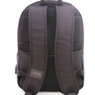 Mochila preta vista por trás com alças almofadadas e logótipo Batman