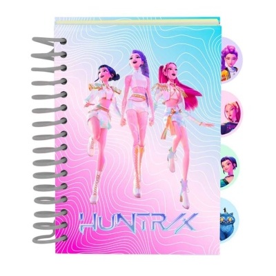 Caderno com capa colorida de personagens animados e texto HUNTR/X