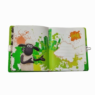 Caderno aberto com ilustração de Shaun o Carneiro e manchas de tinta coloridas