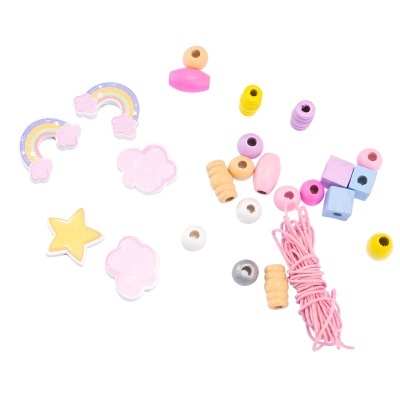 Conjunto de contas coloridas de madeira e plástico com formas variadas sobre fundo branco