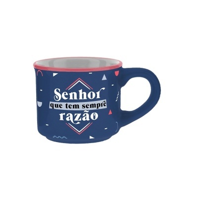 Caneca azul escura com texto e padrões geométricos
