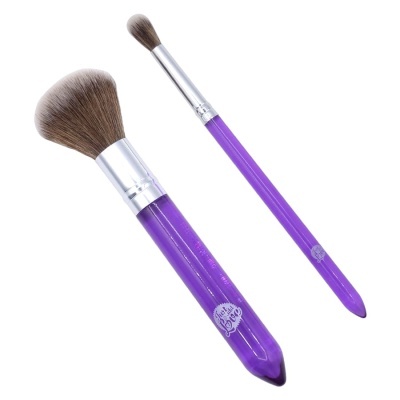 Dois pincéis de maquilhagem com cabos roxos e cerdas castanhas
