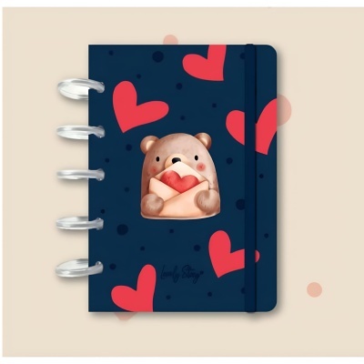 Caderno azul com corações vermelhos e urso segurando envelope com coração.