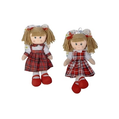 Dois bonecos de tecido vestidos com padrão xadrez vermelho e branco