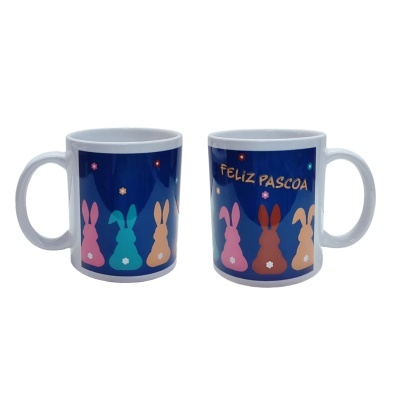 Duas canecas com desenho de coelhos coloridos e texto Feliz Páscoa