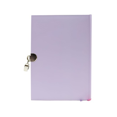 Caderno lilás com fecho metálico prateado em fundo branco