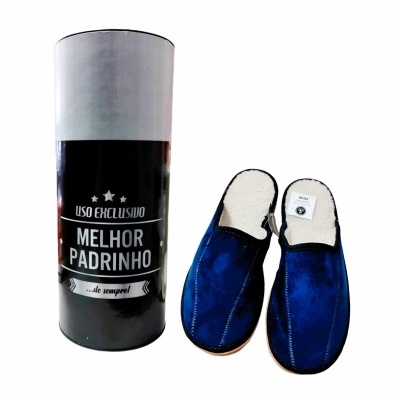 Chinelos azuis com caixa preta e cinzenta com texto para padrinho