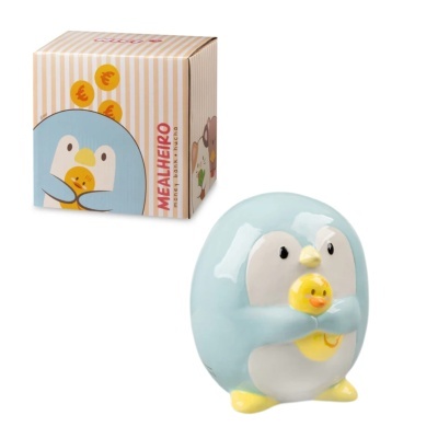 Mealheiro cerâmico de pinguim azul segurando pato amarelo com caixa à esquerda.