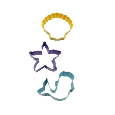 Três cortadores de biscoitos coloridos em forma de concha, estrela-do-mar e sereia.