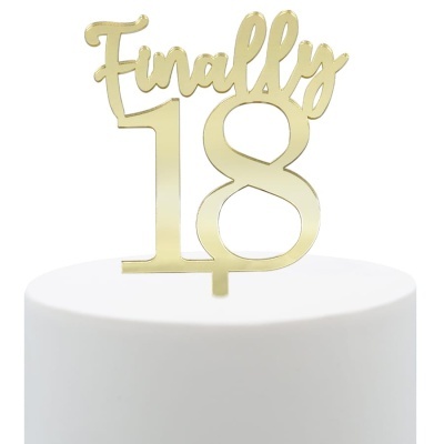 Topo de bolo dourado com a frase Finally 18