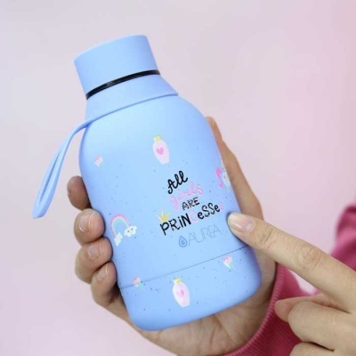 Garrafa térmica azul clara com texto e desenhos coloridos