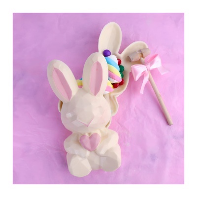 Cofre formato coelho cor-de-rosa claro com pente colorido e pincel com laço rosa