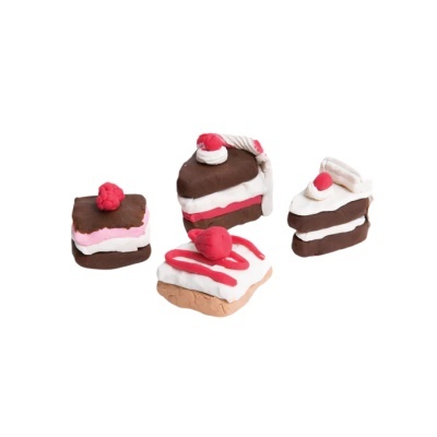 Miniaturas de bolos coloridos em fundo branco