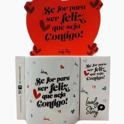 Caneca branca com corações e texto em português, embalagem com cartão correspondente