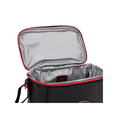 Mochila preta com interior cinza e fecho vermelho aberta