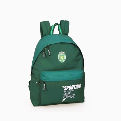 Mochila verde do Sporting Clube de Portugal com logo e texto frontal